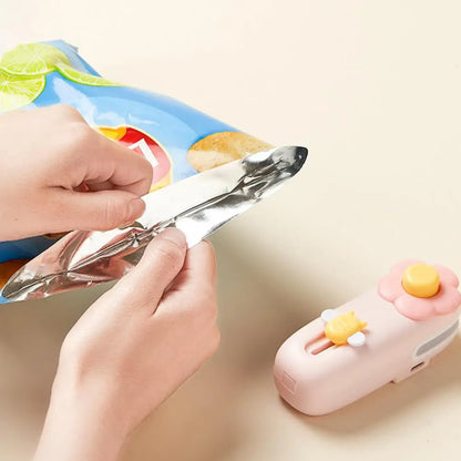 10Cm Mini Bag Sealer and Cutter Rechargeable Chip Bag Sealing Machine for Snack Bags Quick Heat Compact Cutting Resealing Tool